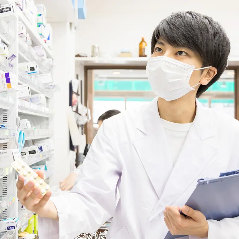 薬剤師の男性の写真