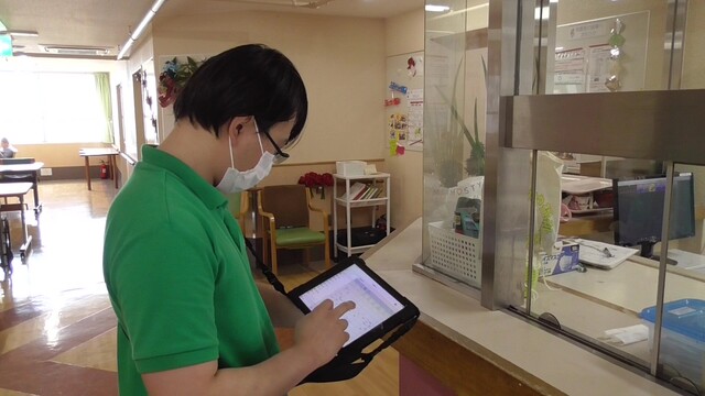 簡単な記録の入力はタブレットの報がパソコンよりも簡単に入力できます。