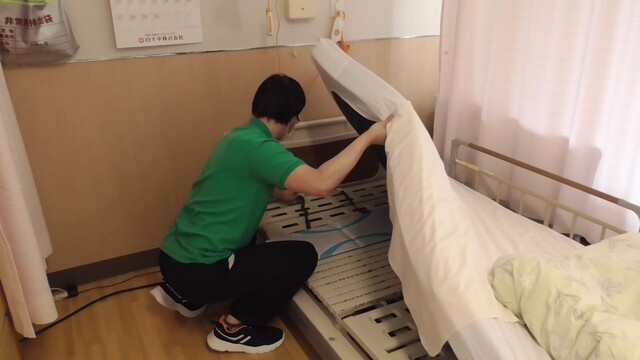 ベッドの下に機器を取り付けてスマートフォンやパソコンで睡眠状態のモニタリングをしています。