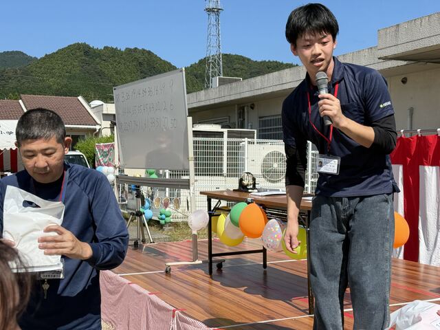 施設お祭り　司会頑張ってます
