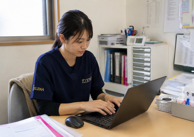訪問看護が初めての方も、最初からすべてを一人で任されるわけではありません。
同行訪問や申し送りを通して、利用者様との関わり方や訪問の流れを学んでいきます。
病院や施設での経験を活かしながら、地域で必要とされる看護へ一歩踏み出せる環境です。