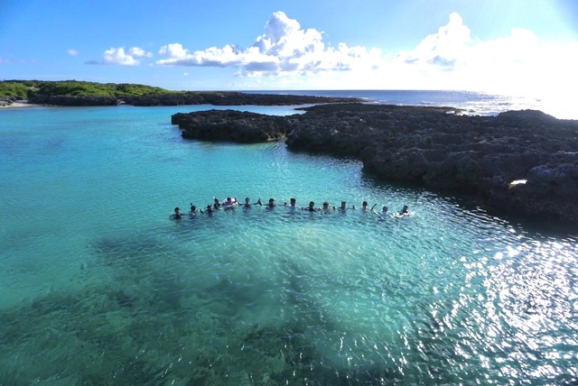 スギラビーチで泳ぐ病院スタッフ