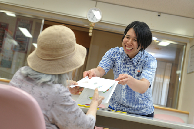 女性職員とお絵描きしている利用者