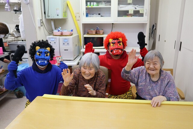 節分行事で豆まきを楽しむ利用者様と職員