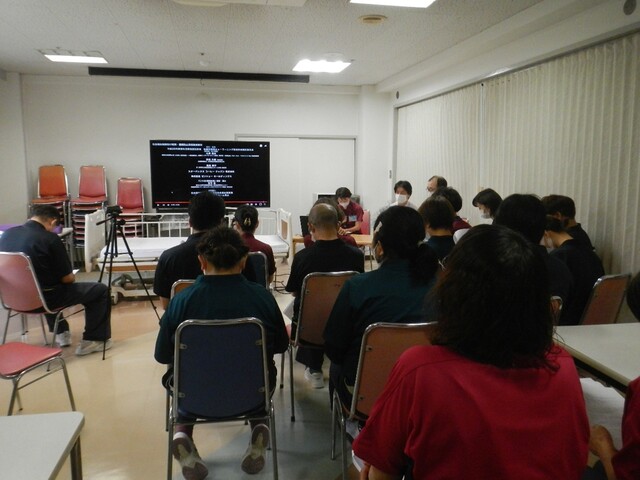 職員研修で知識を深めるスタッフ