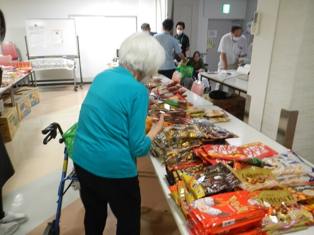 レクリエーション中の団らんのひととき