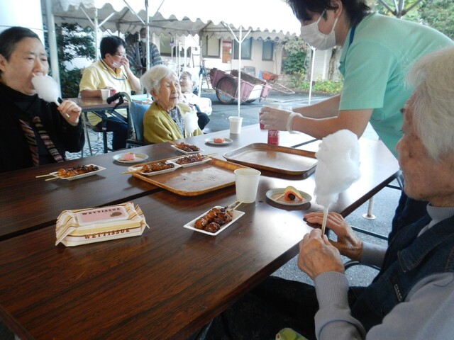 お祭りでの団らん風景