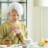 介護現場の高齢者虐待はなぜ起こる？虐待の原因や職員個人ができる対策方法を解説！