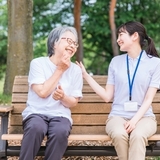 利用者さんへのタメ口ってアリ？現場で感じる違和感と工夫策を紹介します！