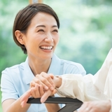 営業事務から介護職へ|45歳の転職は遅すぎる？未経験でも「選ばれる人」になるためにできること