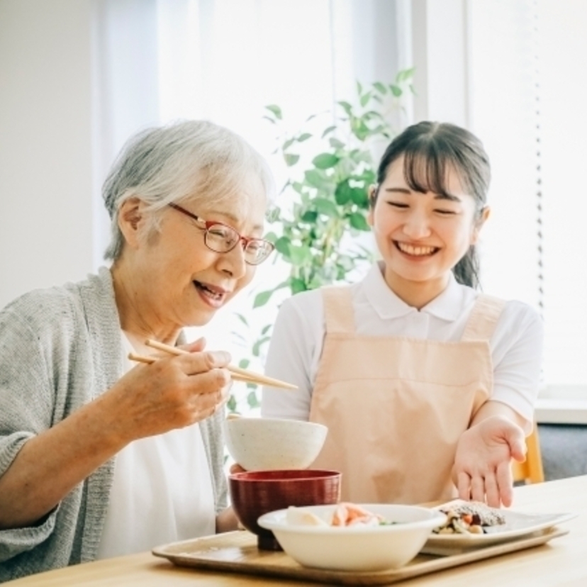 食事介助の時間はどのくらい？目安と時間内に終えるコツを徹底解説