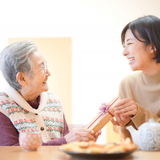 デイサービスで盛り上がる話とは？高齢者に喜んでもらう会話のきっかけ７選を専門家がご紹介！