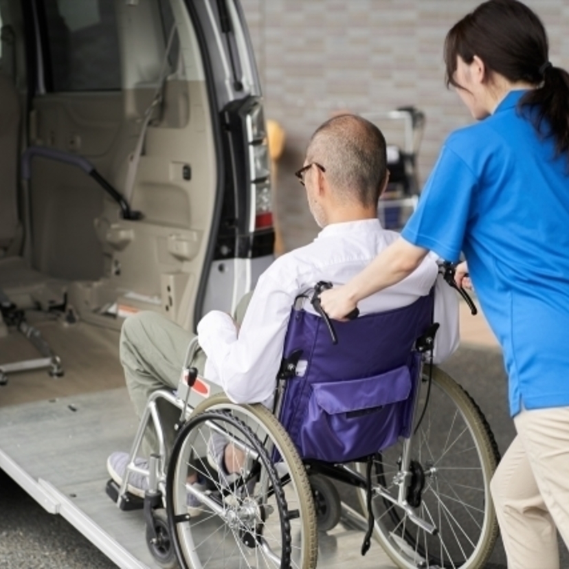 利用者の通院送迎、家族も車に乗せて大丈夫？専門家が解説！