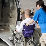 利用者の通院送迎、家族も車に乗せて大丈夫？専門家が解説！