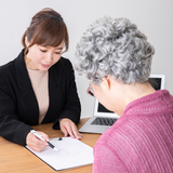 ケアマネジャー（介護支援専門員）とは？資格試験の要件や仕事内容、勤務先について解説