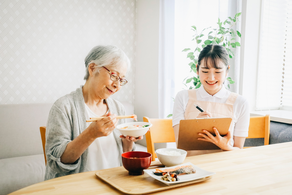 ホームヘルパー（訪問介護員）の食事作りの仕事内容とは？気を付けるポイントを解説