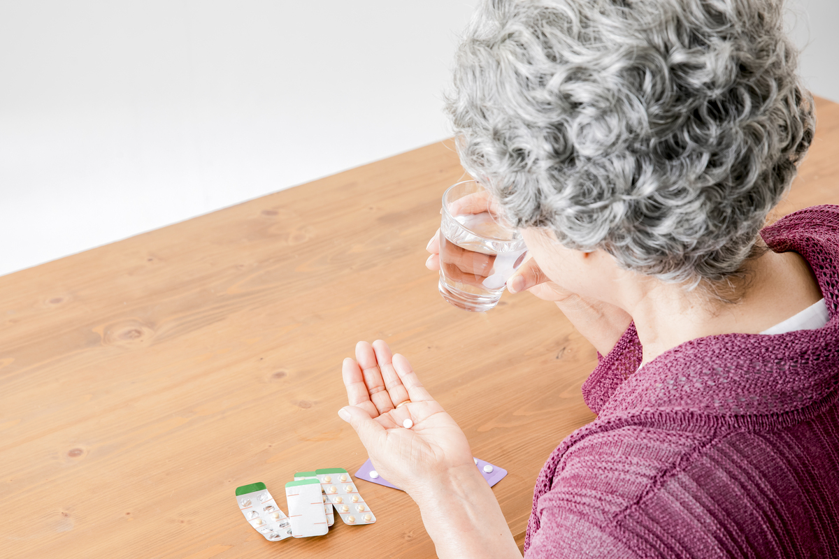 介護職・ヘルパーが知っておきたい介護現場で活かせる薬の知識とは？専門家が解説